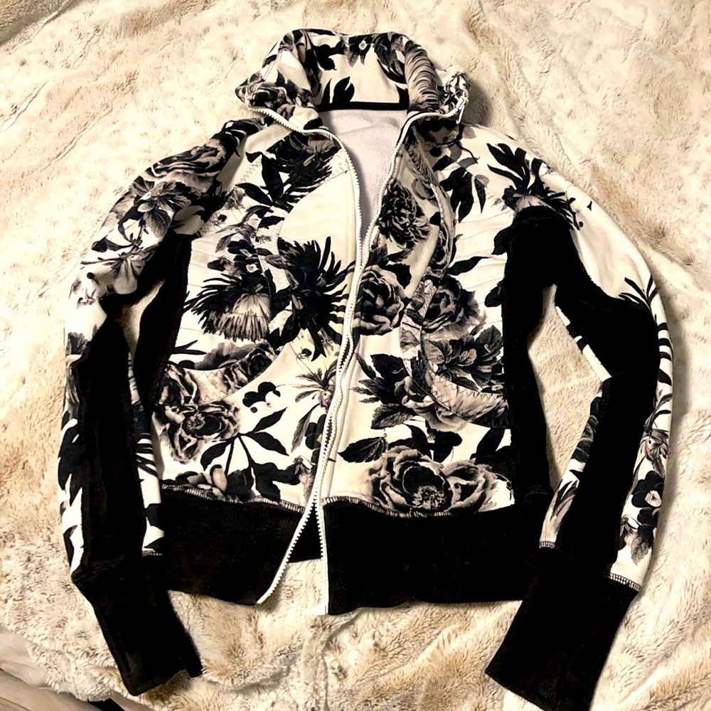 LuLuLemon ZipUp. Size6. FloralPrint.